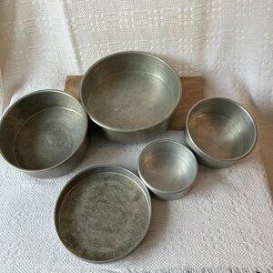 Set Of 5 Cake Pans, Different Sizes, Used